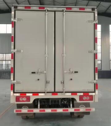 福田牌BJ5041XXY8JDA-AB1廂式運(yùn)輸車公告圖片