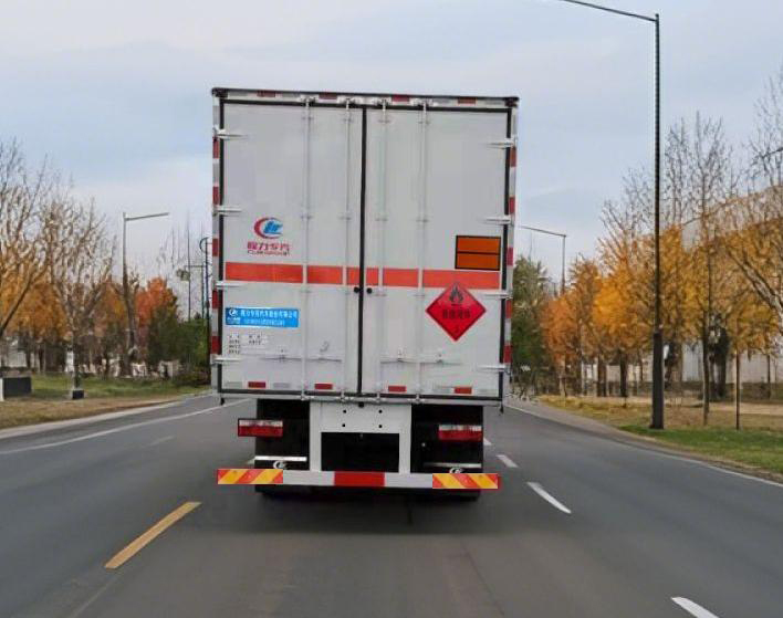 程力威牌CLW5180XRYE6易燃液體廂式運(yùn)輸車公告圖片