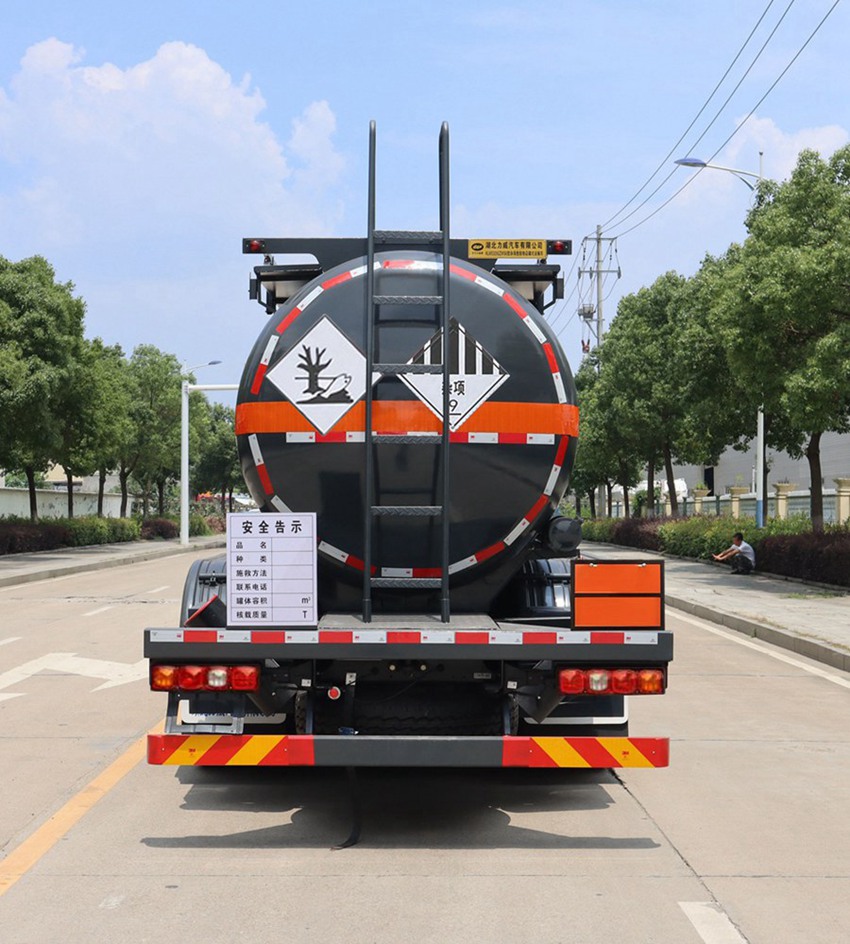 中汽力威牌HLW5320GZWS6雜項(xiàng)危險(xiǎn)物品罐式運(yùn)輸車(chē)公告圖片