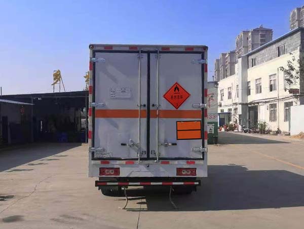 楚勝牌CSC5048XRYB6易燃液體廂式運(yùn)輸車公告圖片