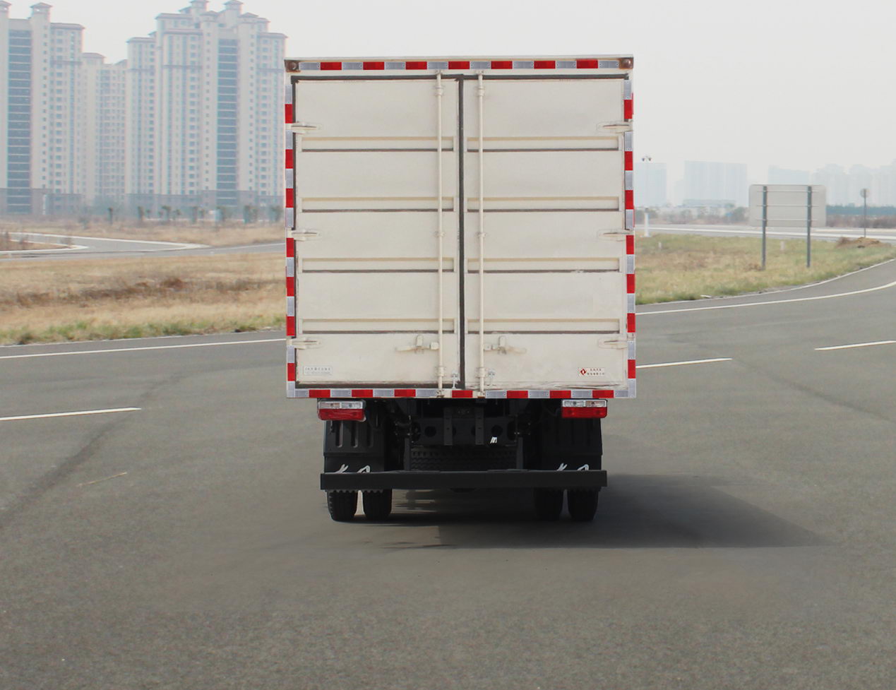 東風(fēng)牌EQ5110XXY8CDEAC廂式運(yùn)輸車公告圖片