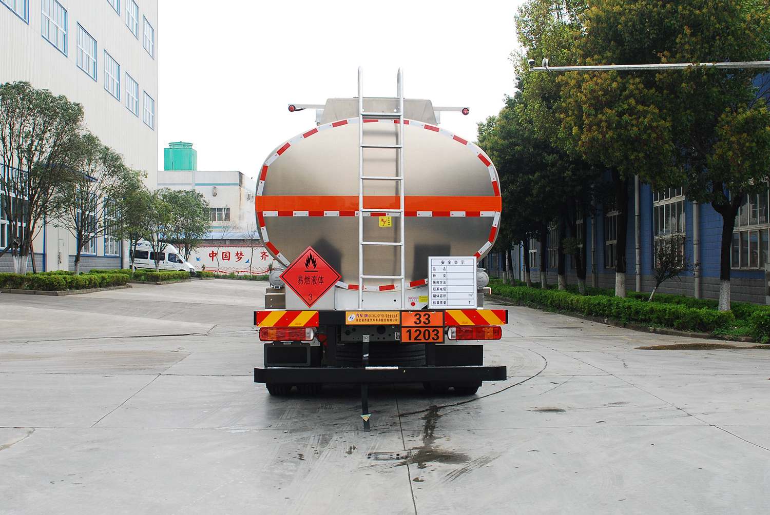 齊星牌QXC5322GYYZ6鋁合金運(yùn)油車公告圖片