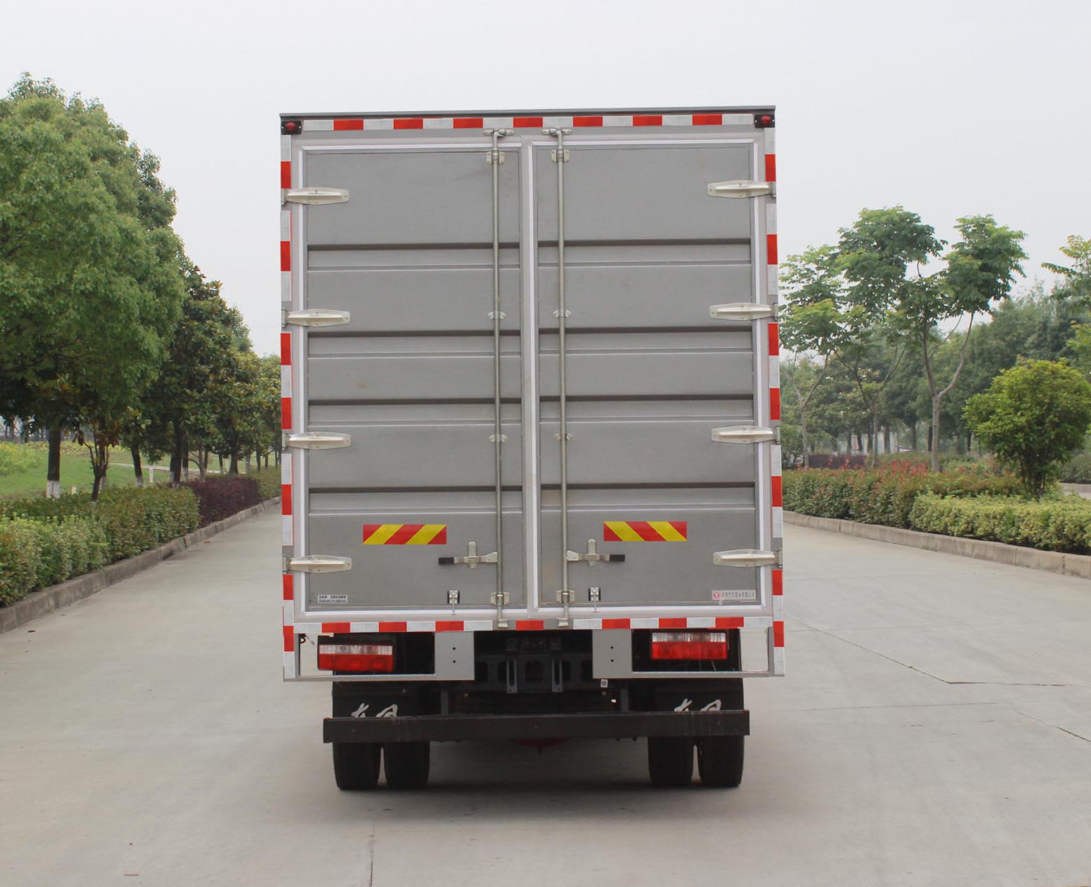 東風(fēng)牌EQ5180XXY8TDCAC廂式運(yùn)輸車(chē)公告圖片