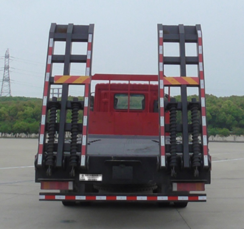 東風(fēng)牌EQ5316TPBL6D21平板運(yùn)輸車公告圖片