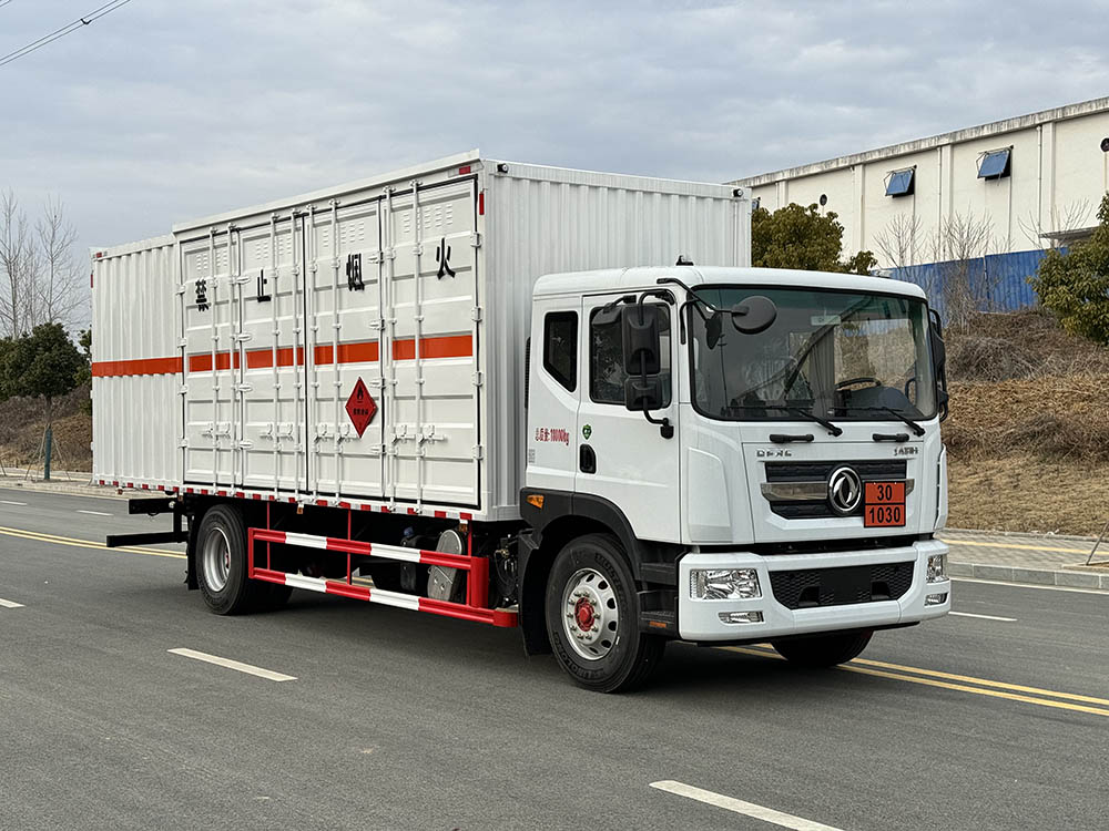 豐霸牌STD5185XRYEQ6易燃液體廂式運輸車