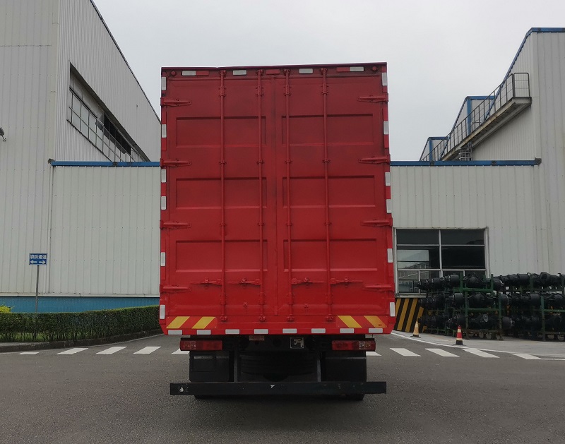 紅巖牌CQ5167XXYEY05581J廂式運(yùn)輸車公告圖片