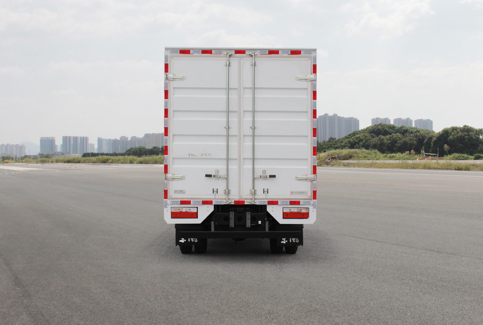 東風(fēng)牌EQ5040XXY5EDFAC廂式運(yùn)輸車公告圖片