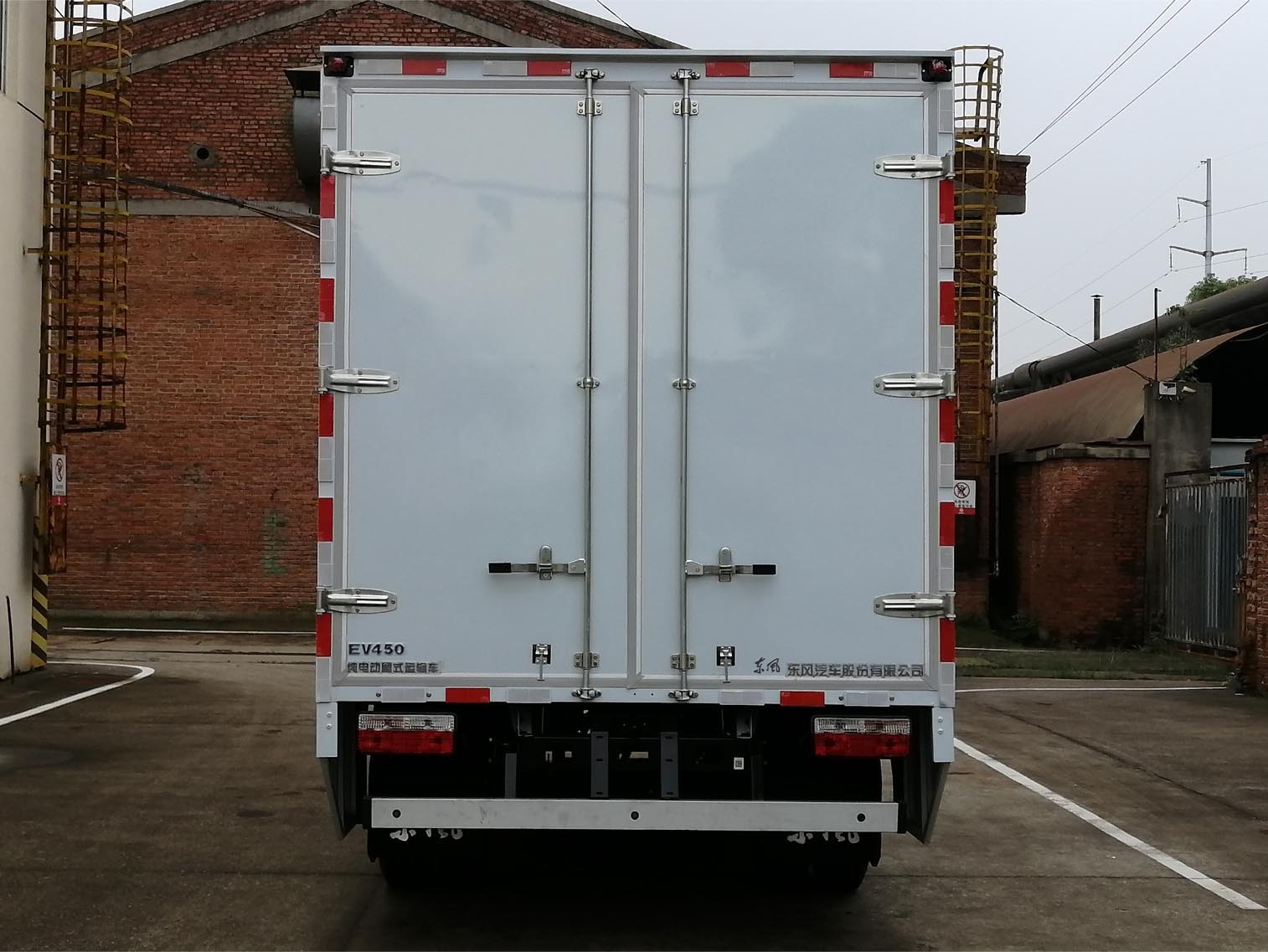 東風(fēng)牌DFA5040XXYEBEV2純電動(dòng)廂式運(yùn)輸車(chē)公告圖片