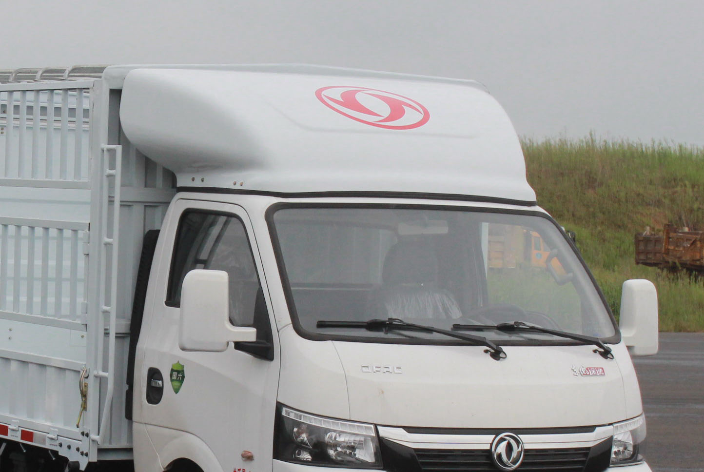 東風(fēng)牌EQ5040CCY26DDAC倉(cāng)柵式運(yùn)輸車(chē)公告圖片