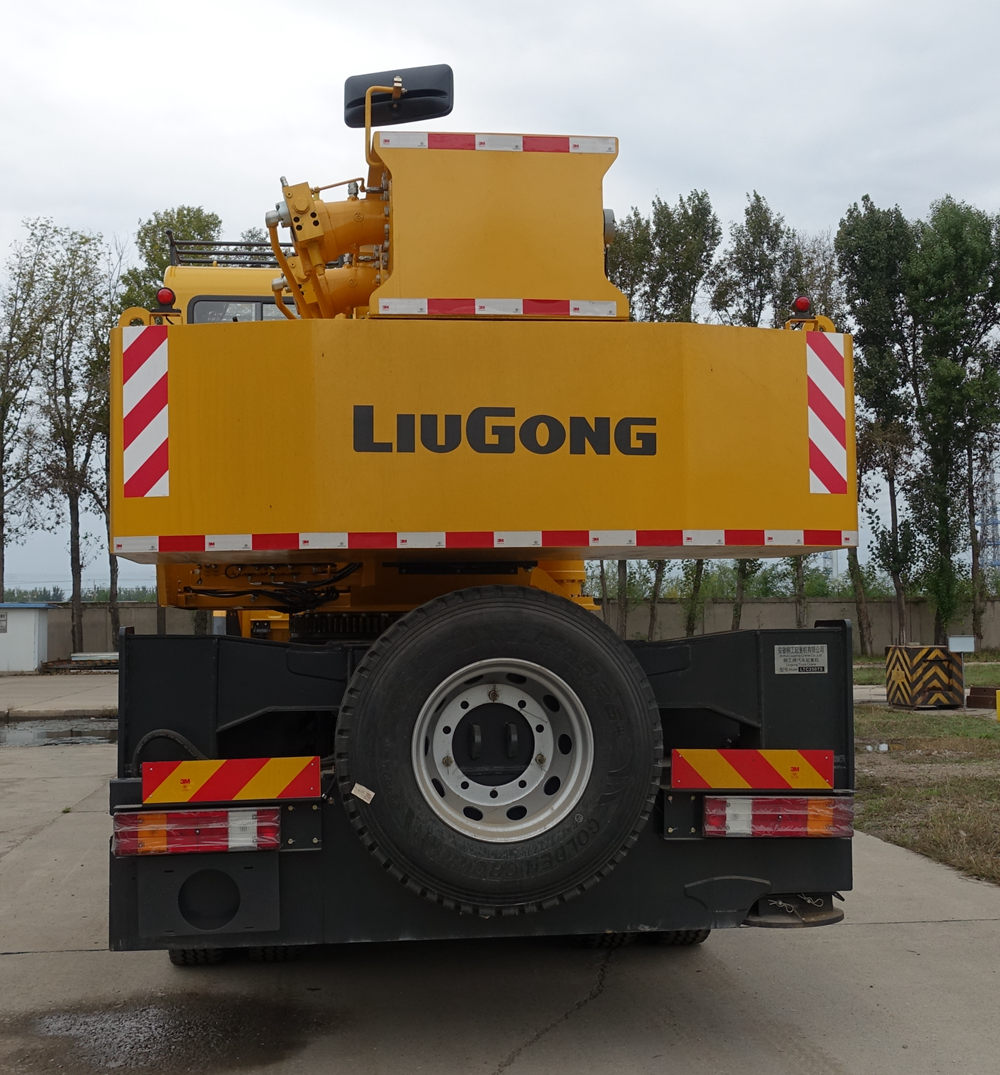 柳工牌CLG5333JQZ25汽車起重機(jī)公告圖片