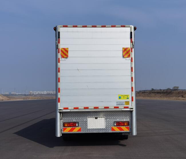 東風(fēng)牌DFV5317CCQGP6D2畜禽運(yùn)輸車(chē)公告圖片