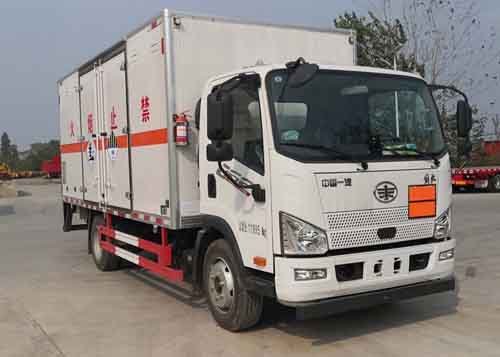 同銳通牌CAA5120XZWC6雜項(xiàng)危險物品廂式運(yùn)輸車