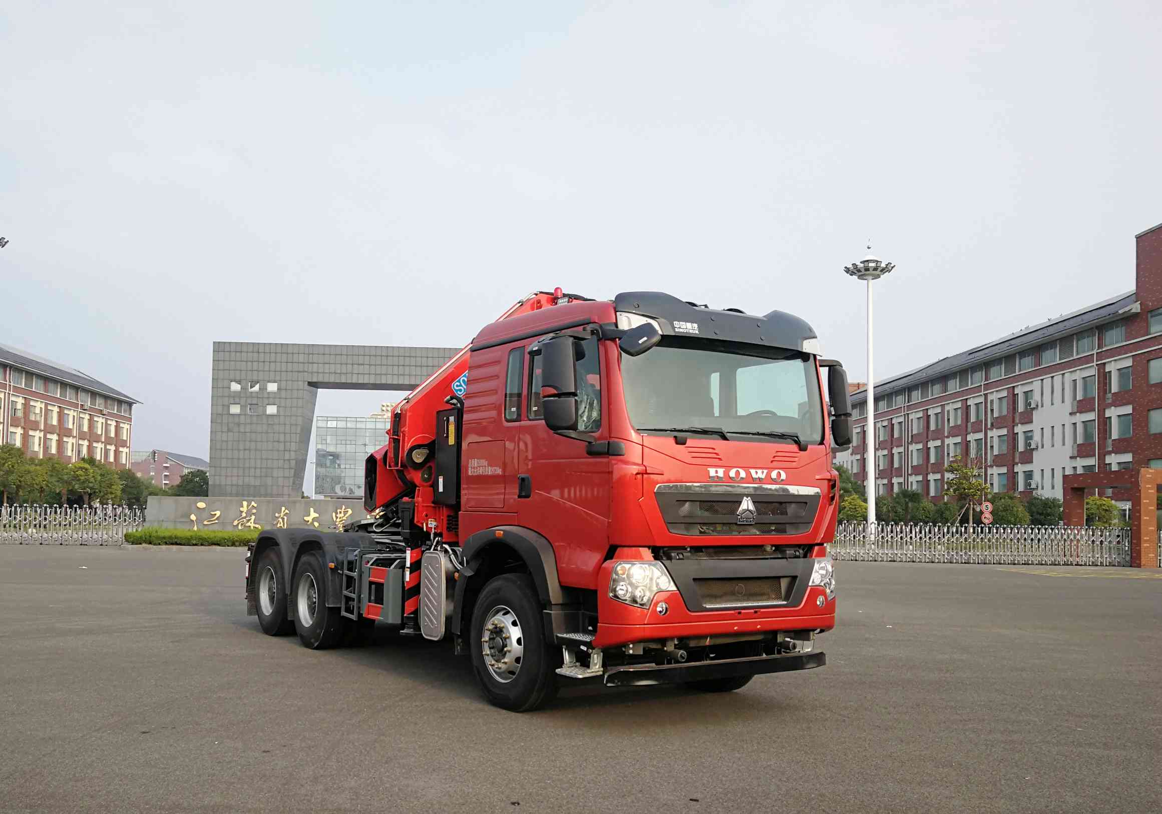 豪沃牌ZZ5257JQQV404GF1隨車式起重牽引運(yùn)輸車