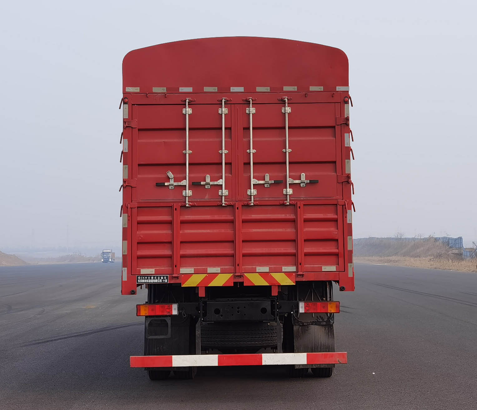 東風(fēng)牌DFV5313CCYGP6DT倉柵式運(yùn)輸車公告圖片