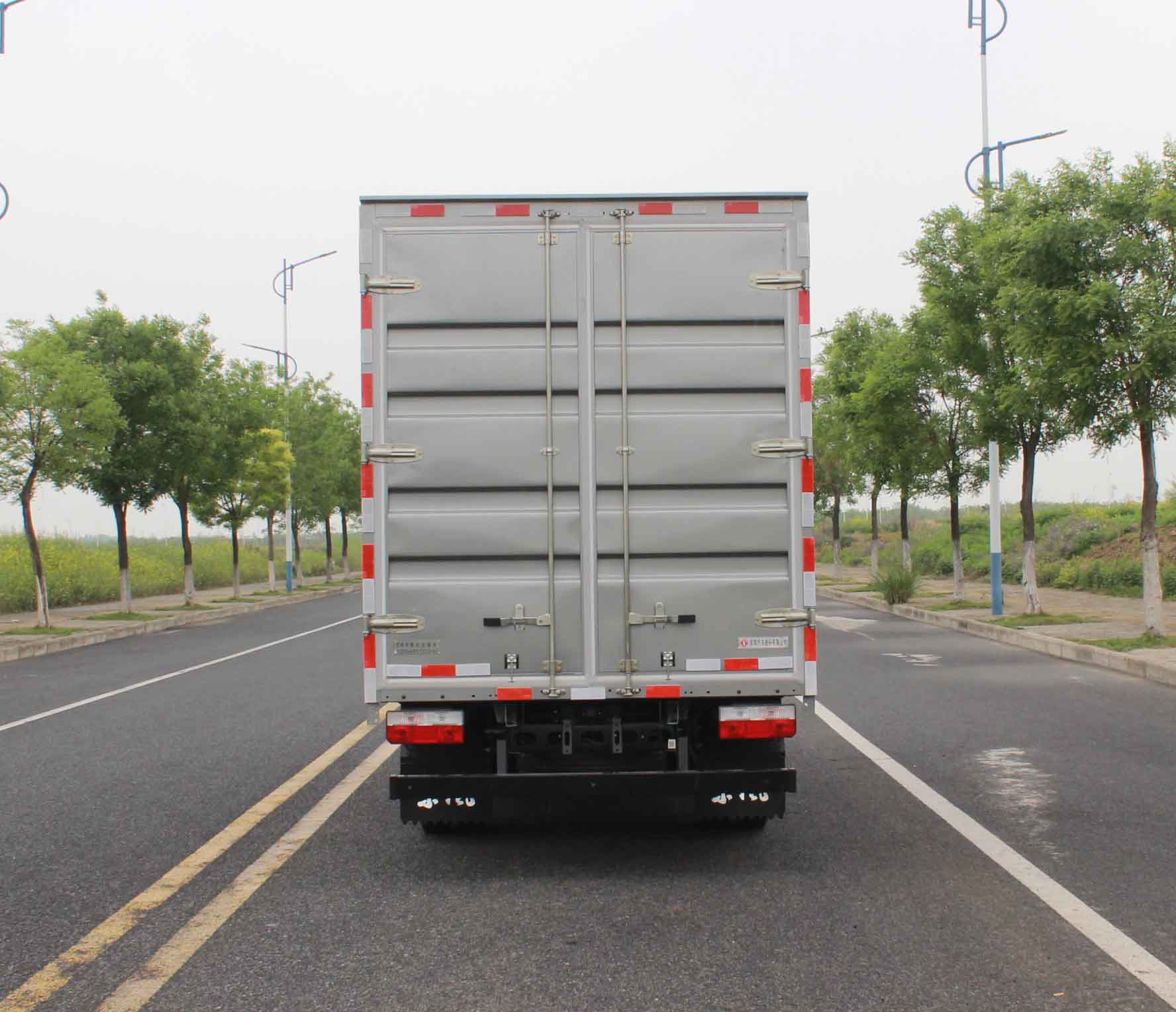 東風牌EQ5040XXY3CQFAC廂式運輸車公告圖片