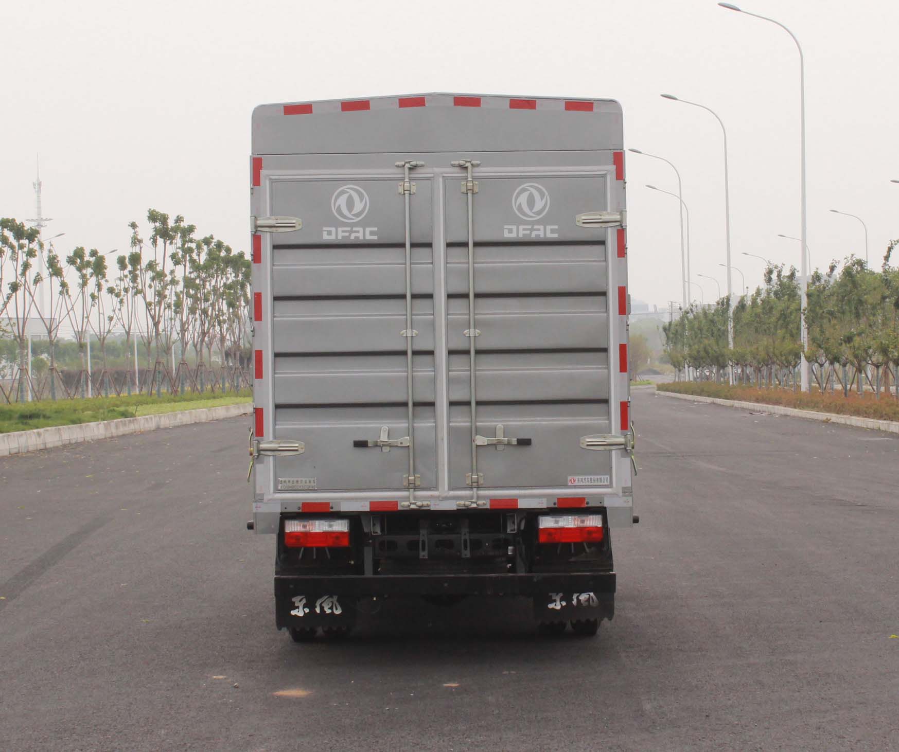 東風(fēng)牌EQ5041CCY3CQFAC倉(cāng)柵式運(yùn)輸車(chē)公告圖片