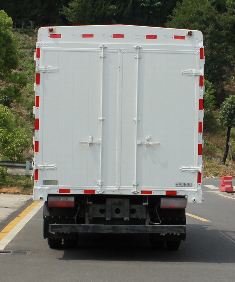 東風(fēng)牌EQ5040CCY5EDFAC倉柵式運(yùn)輸車公告圖片