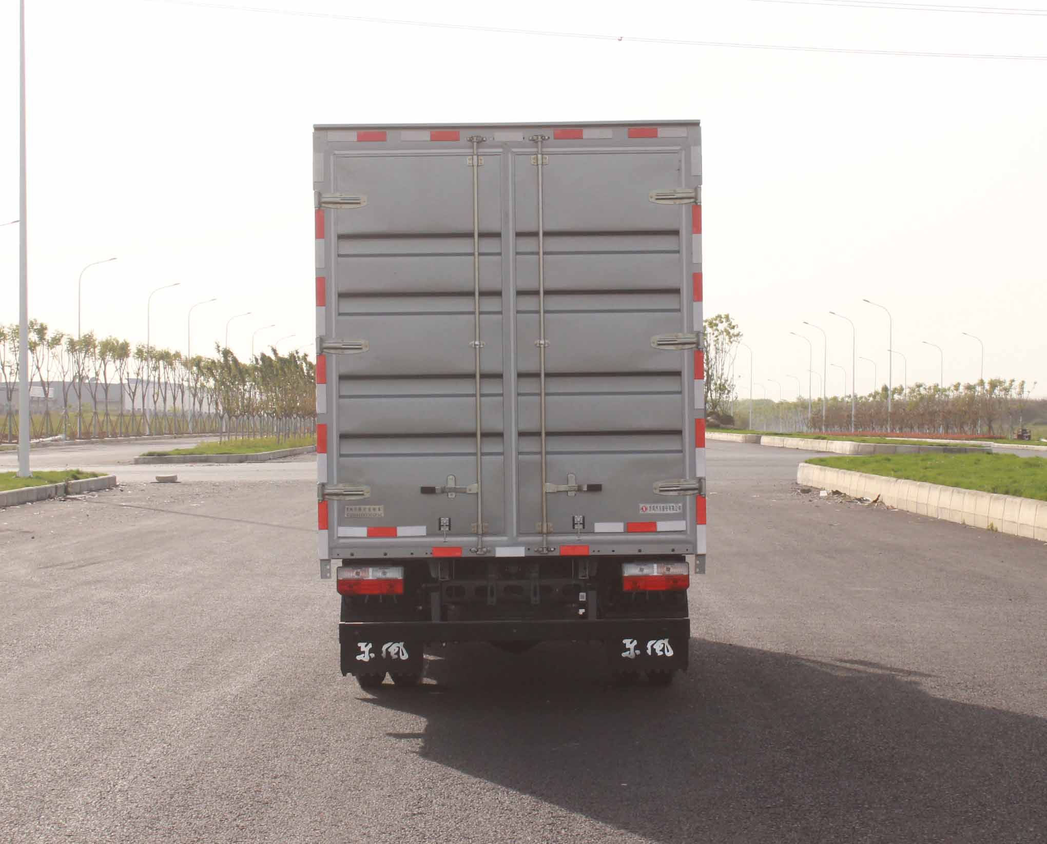 東風(fēng)牌EQ5041XXY3CQFAC廂式運(yùn)輸車公告圖片