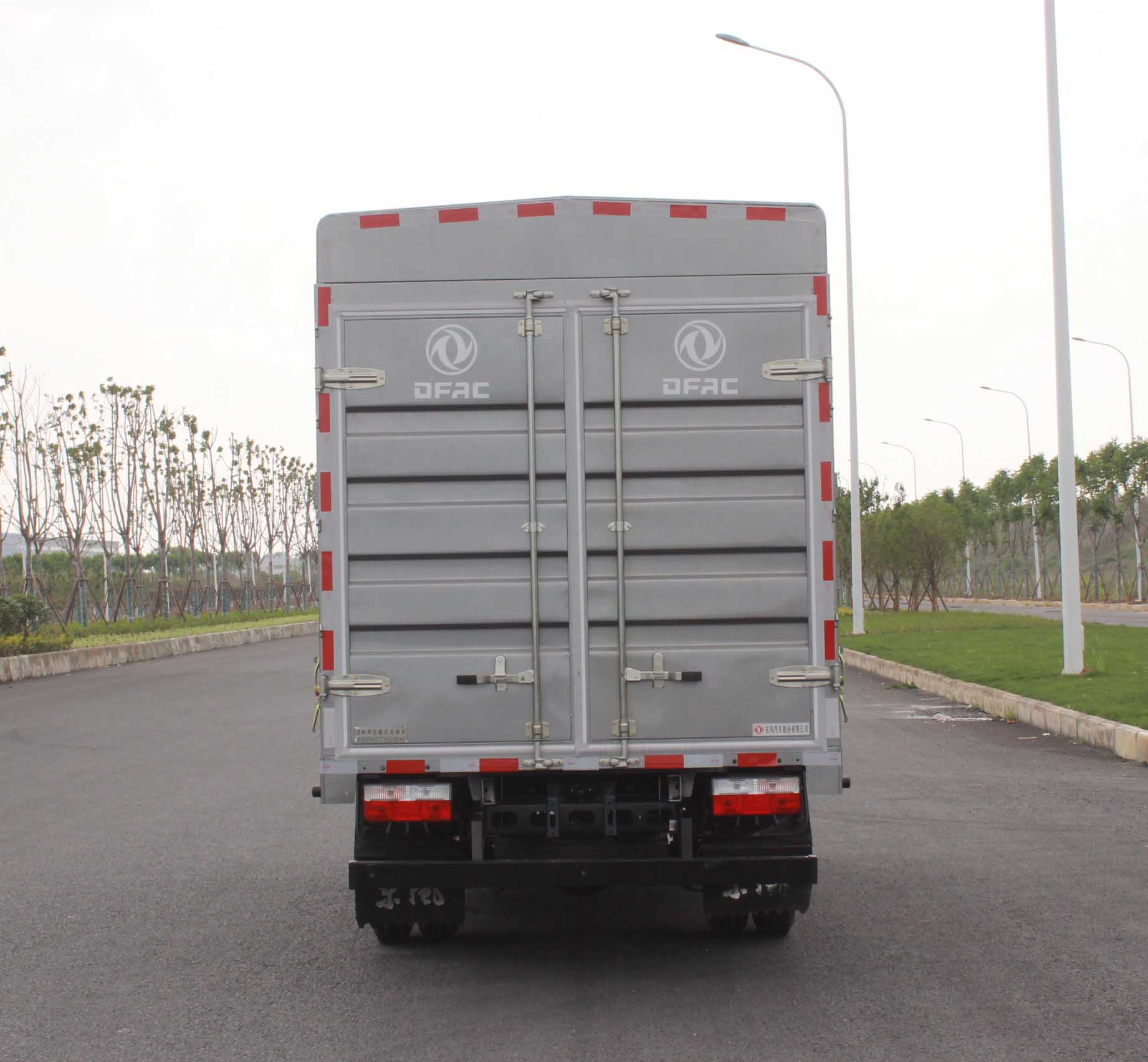 東風(fēng)牌EQ5040CCY3CQFAC倉(cāng)柵式運(yùn)輸車公告圖片