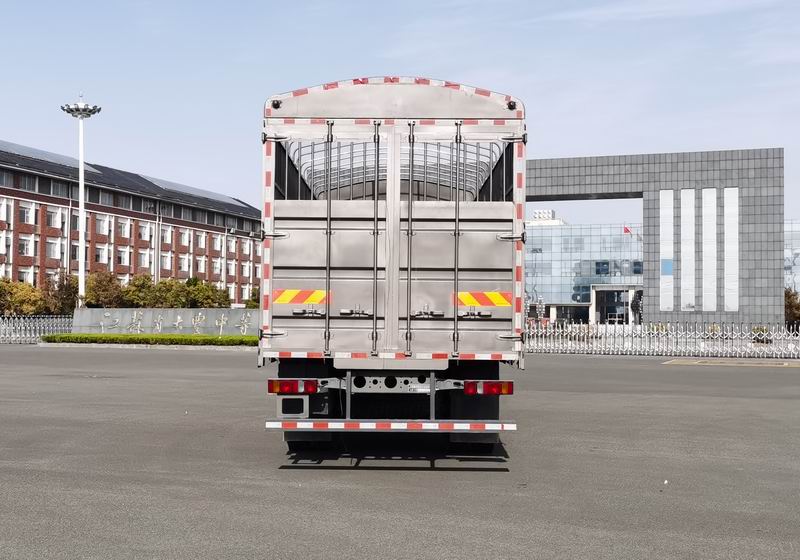 汕德卡牌ZZ5186CCQK501GF1B1畜禽運(yùn)輸車公告圖片