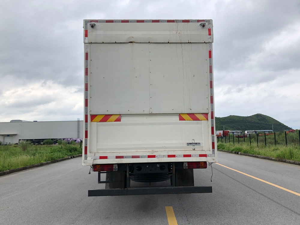 乘龍牌LZ5181XXYH5AC8廂式運(yùn)輸車公告圖片