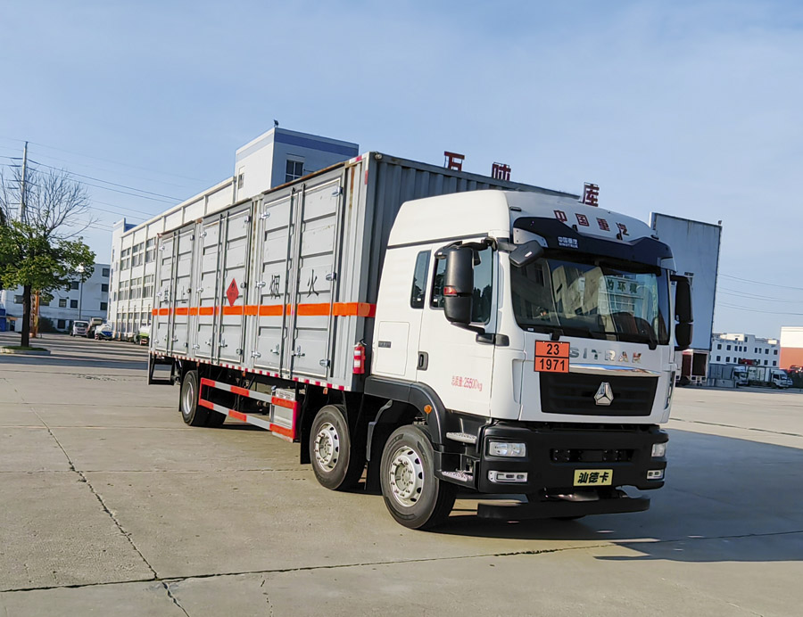 大力牌DLQ5262XRQZZ6易燃?xì)怏w廂式運(yùn)輸車