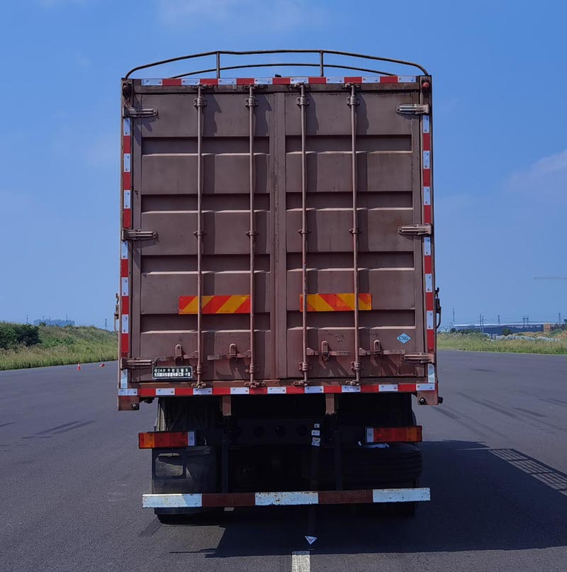 東風(fēng)牌DFV5318CCQGP6C畜禽運(yùn)輸車公告圖片