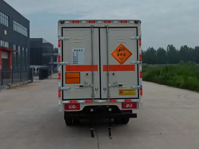 鴻星達(dá)牌SJR5043XQY-6爆破器材運(yùn)輸車公告圖片
