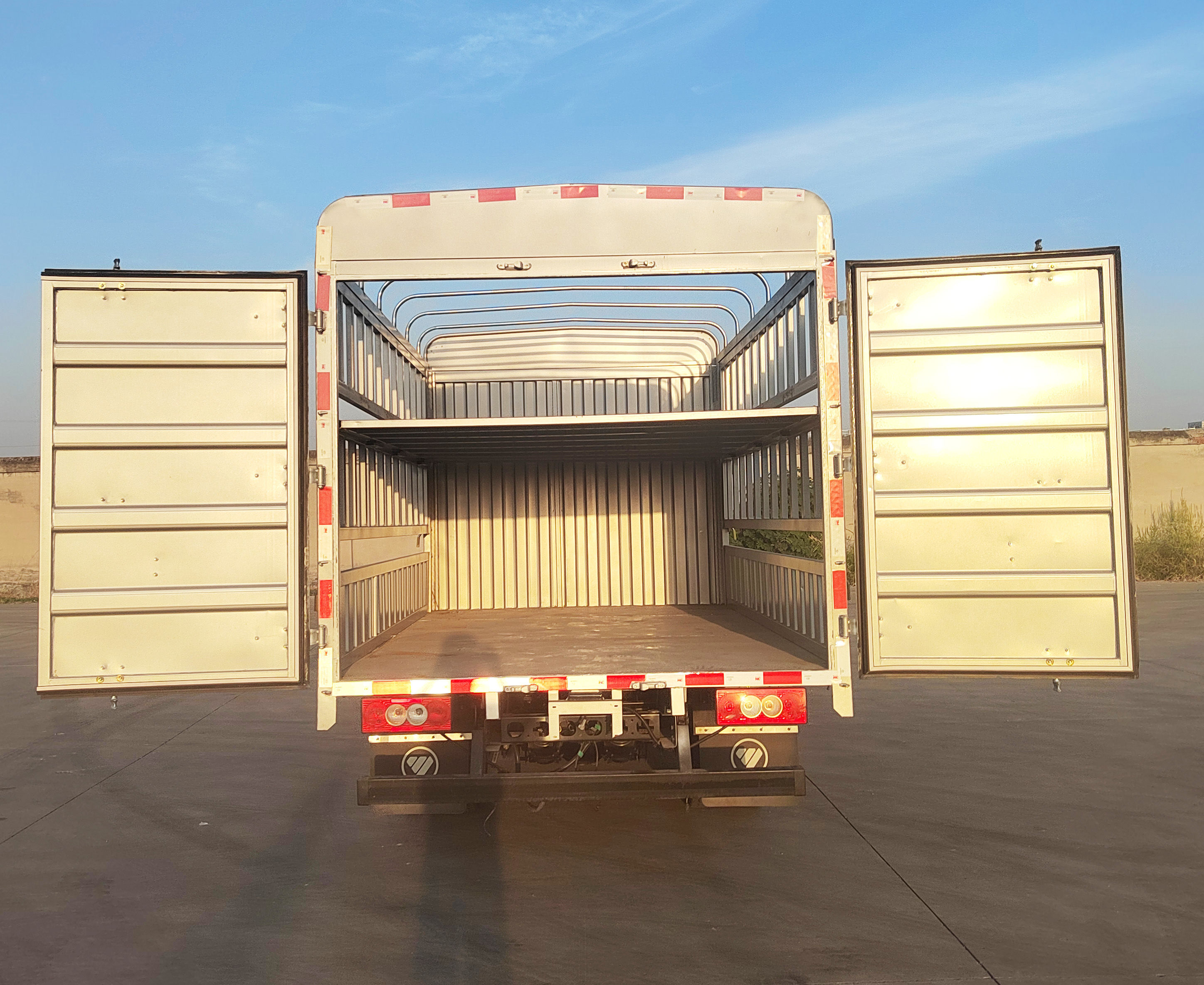 福田牌BJ5044CCY-5A倉柵式運(yùn)輸車公告圖片