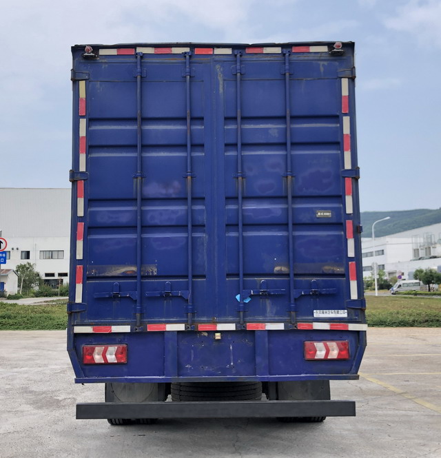 乘龍牌LZ5121XXYL2AC2廂式運(yùn)輸車公告圖片