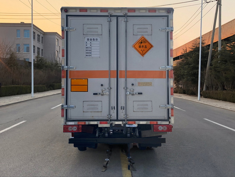 鴻星達(dá)牌SJR5041XYN-6煙花爆竹專用運(yùn)輸車公告圖片