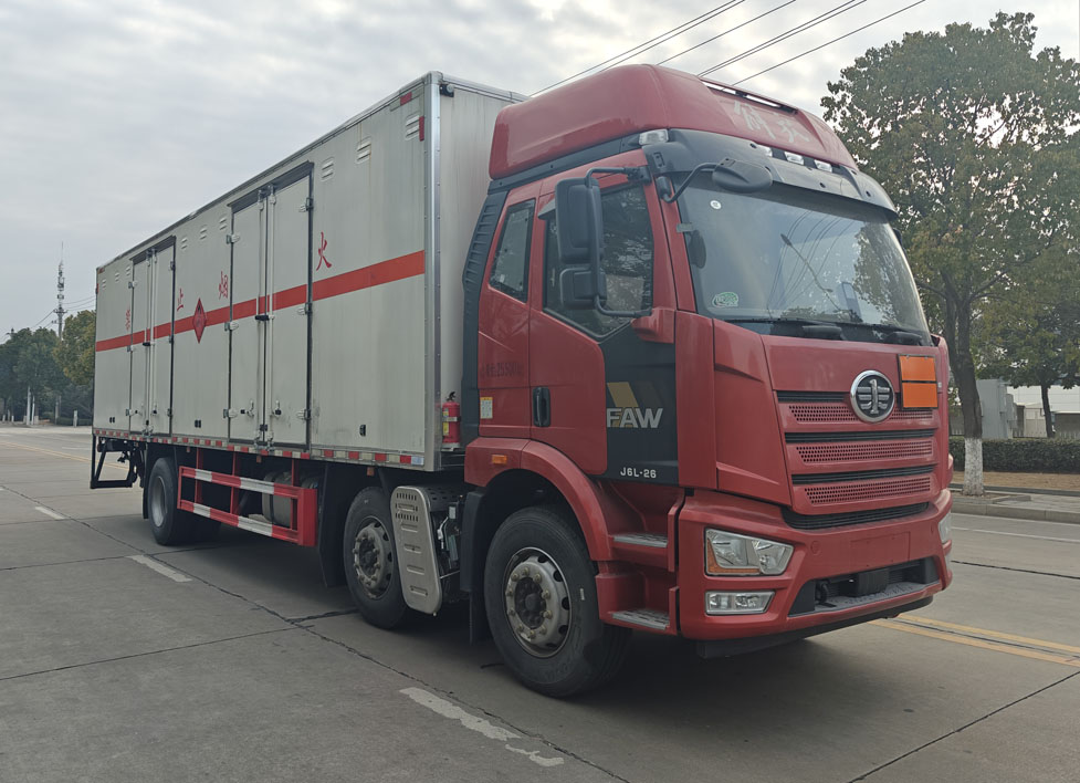 程力威牌CLW5261XRQCDP易燃?xì)怏w廂式運(yùn)輸車