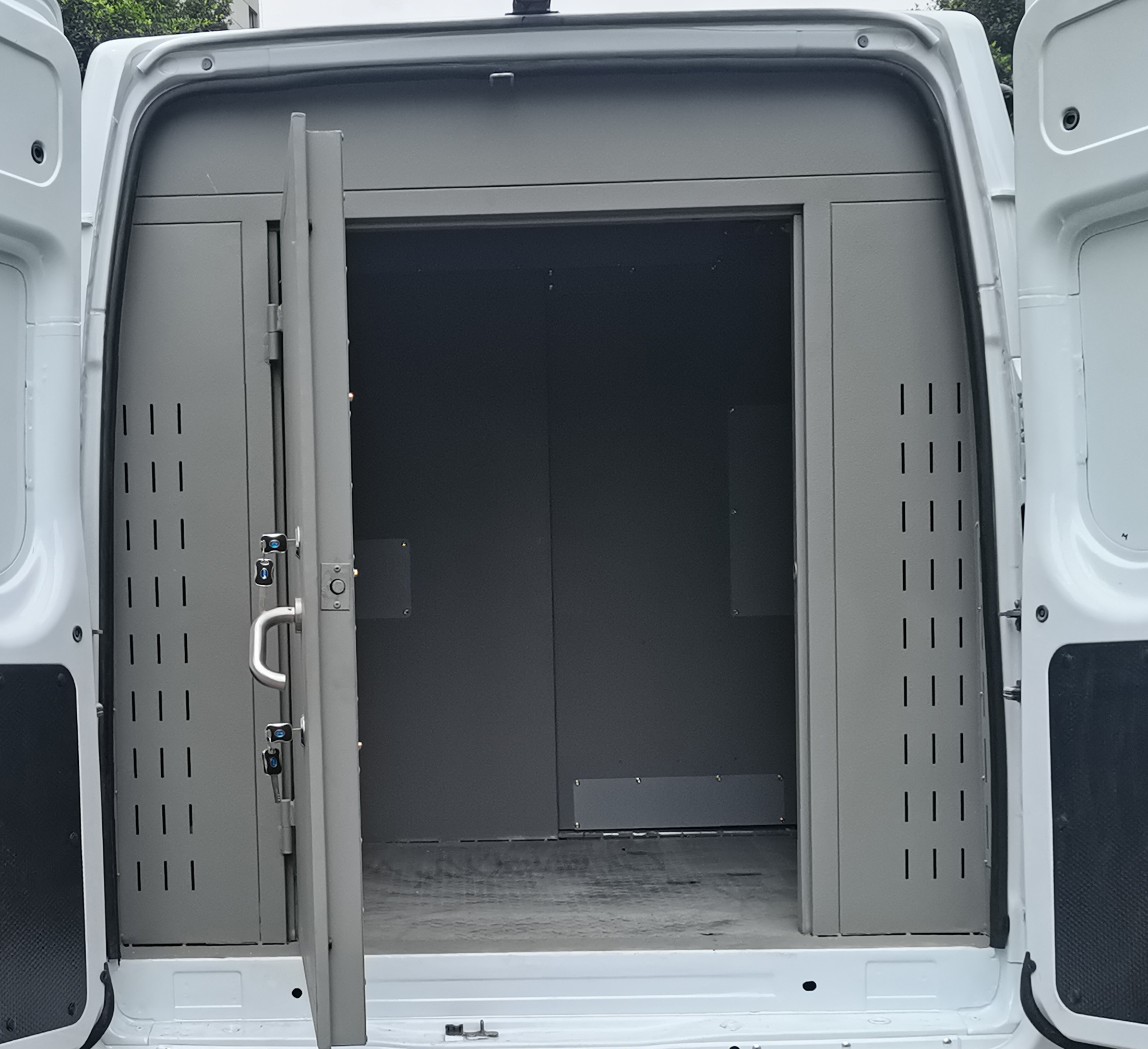 迪馬牌DMT5047XYCF2-AM運(yùn)鈔車(chē)公告圖片