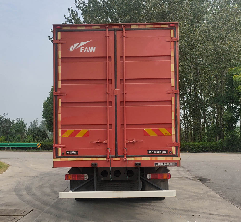 解放牌CA5311XXYP25K15L7T4E6A80廂式運(yùn)輸車公告圖片