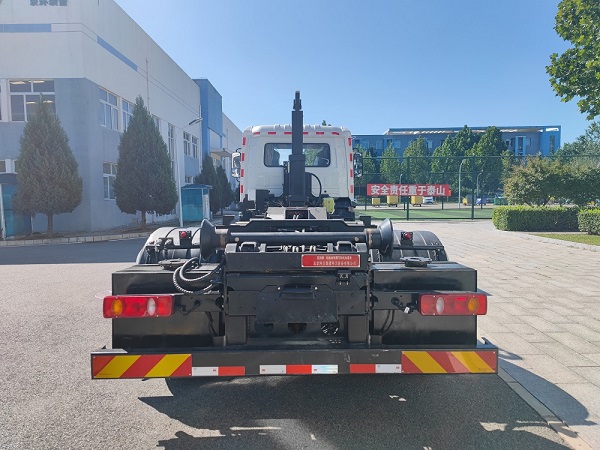 亞潔牌BQJ5180ZXXDFBEV純電動車廂可卸式垃圾車公告圖片