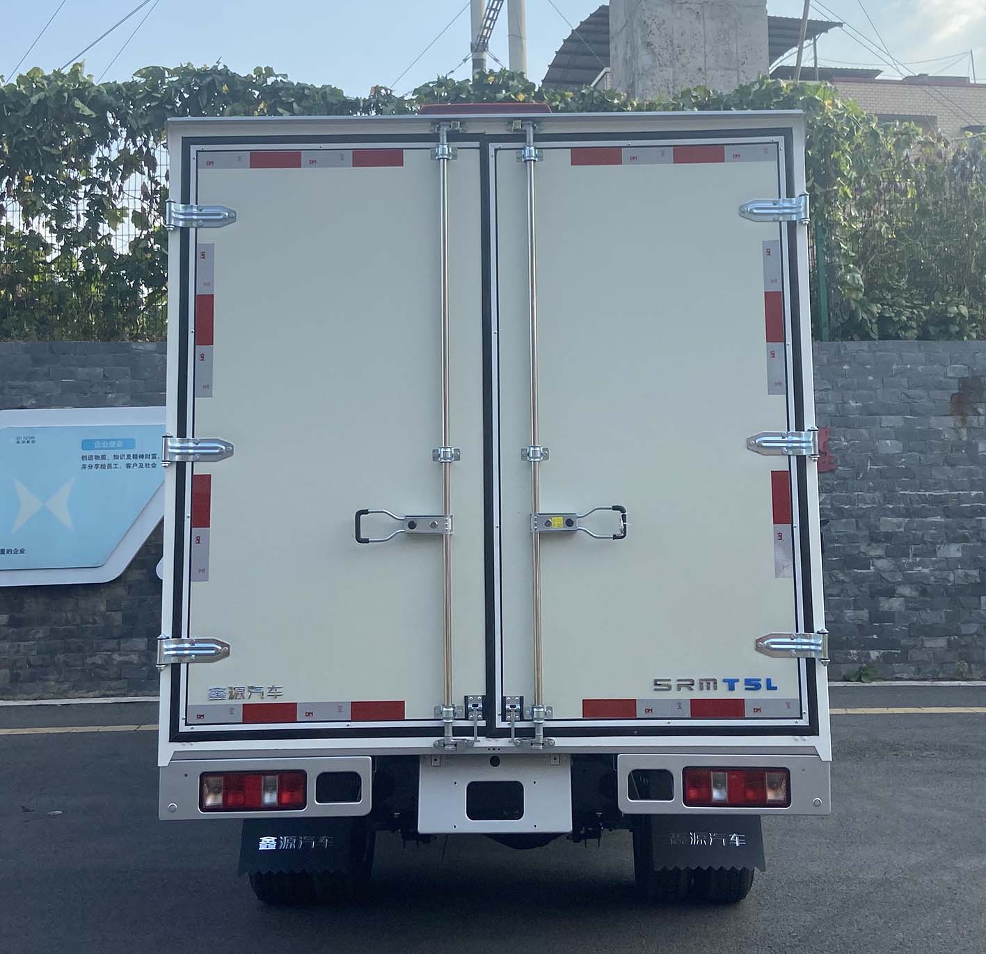 鑫源牌JKC5034XXYD0X2BEV純電動廂式運(yùn)輸車公告圖片