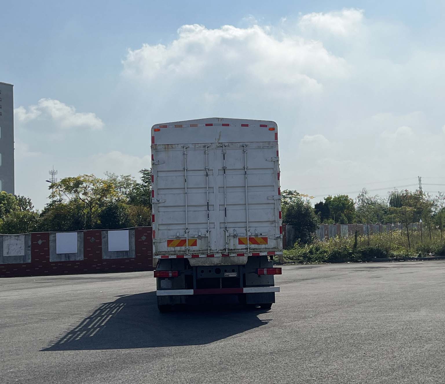 汕德卡牌ZZ5316CCYY466HF1倉柵式運輸車公告圖片