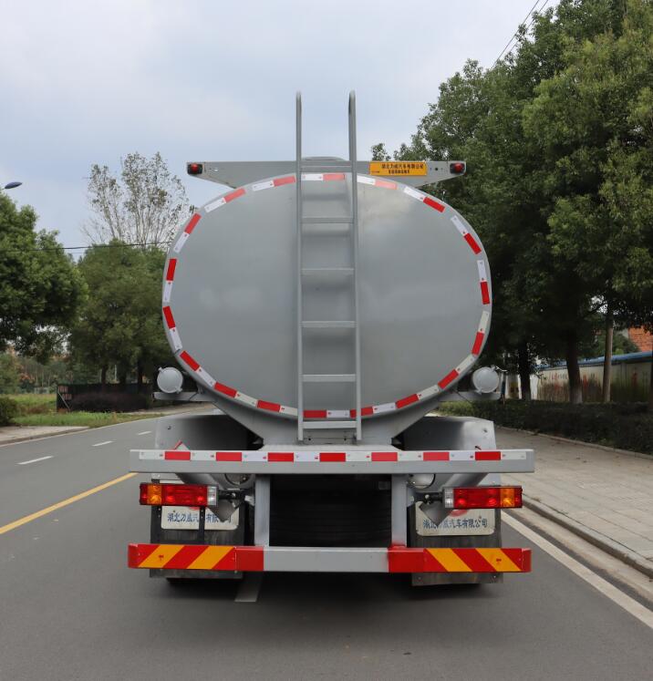 中汽力威牌HLW5250GPGSX6普通液體運(yùn)輸車(chē)公告圖片