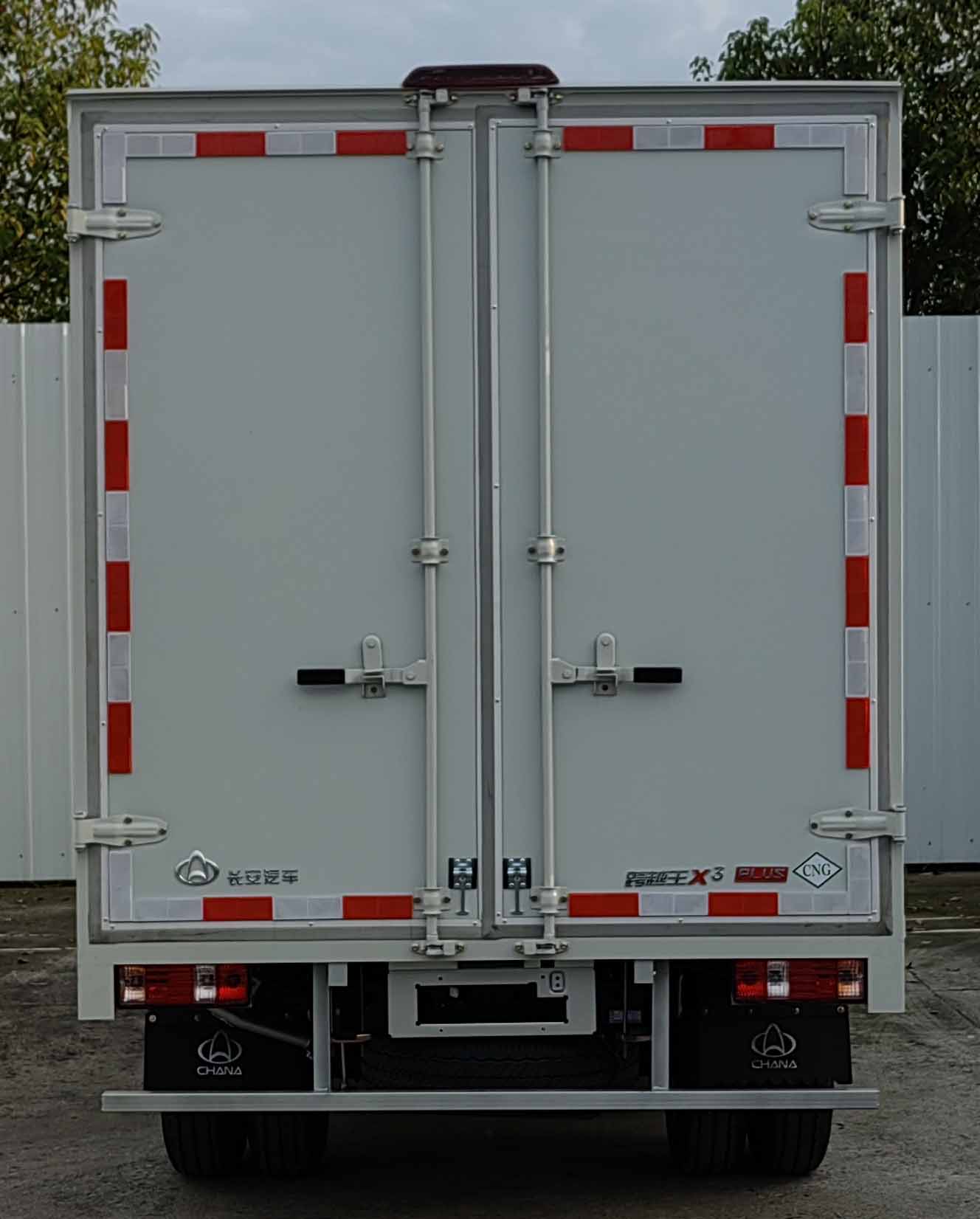 長(zhǎng)安牌CKS5032XXYX3AD6B1NG廂式運(yùn)輸車(chē)公告圖片