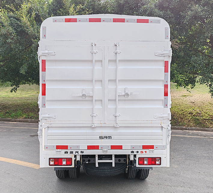 鑫源牌JKC5031CCYD6X2倉柵式運(yùn)輸車公告圖片