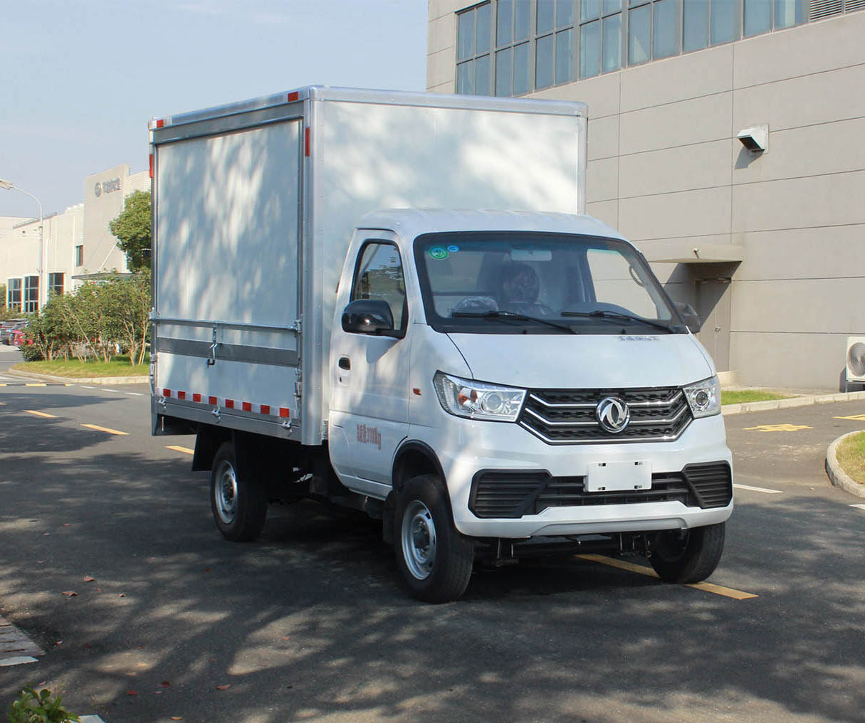 EQ5031XYK60Q4DAC型翼開啟廂式車圖片
