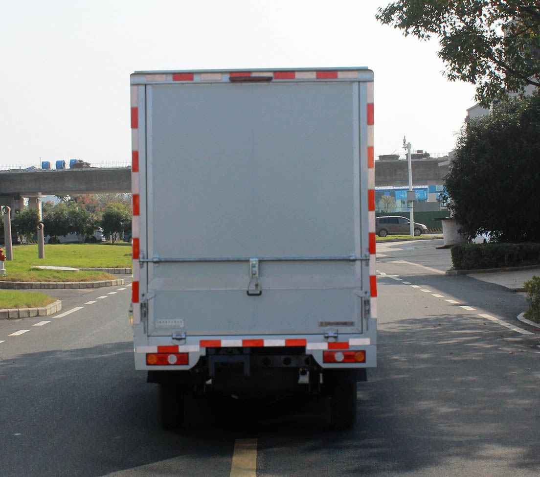 東風(fēng)牌EQ5031XYK60Q4DAC翼開(kāi)啟廂式車(chē)公告圖片