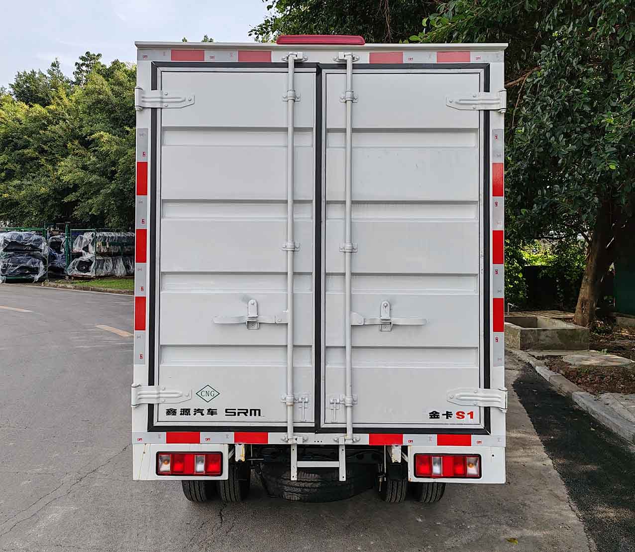 鑫源牌JKC5031XXYS6X2CNG廂式運(yùn)輸車公告圖片