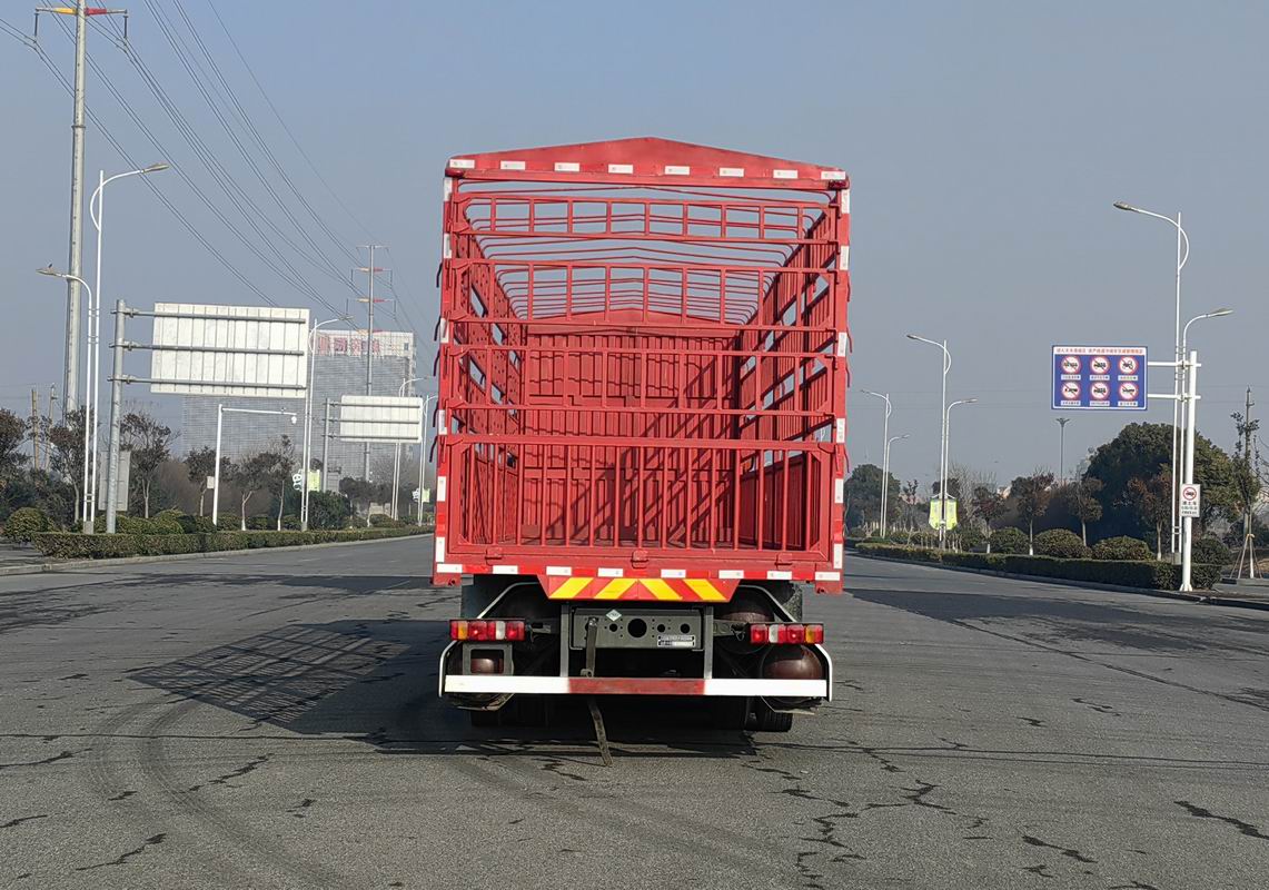 汕德卡牌ZZ5316CCQV466HF1C畜禽運(yùn)輸車公告圖片