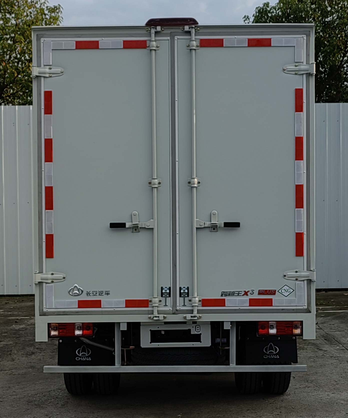 長(zhǎng)安牌CKS5032XXYX3AD6B3NG廂式運(yùn)輸車公告圖片