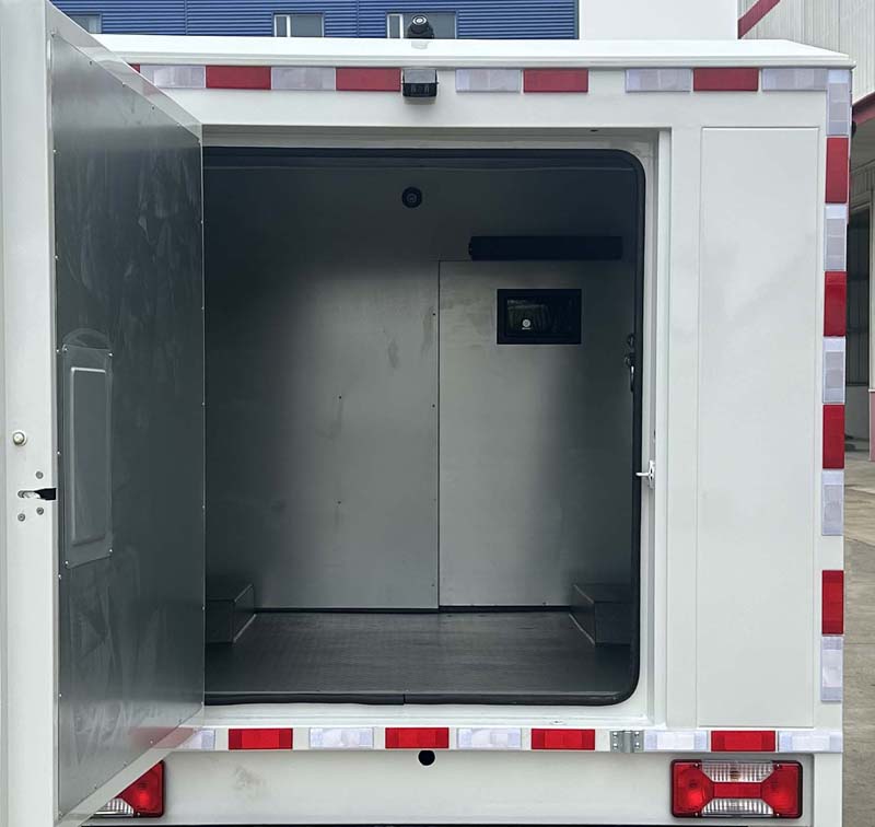 華東牌CSZ5045XYC-AMH運(yùn)鈔車(chē)公告圖片