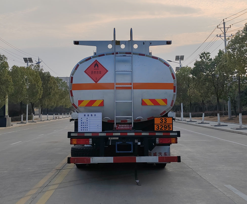 專(zhuān)威牌HTW5325GRYSN6易燃液體罐式運(yùn)輸車(chē)公告圖片