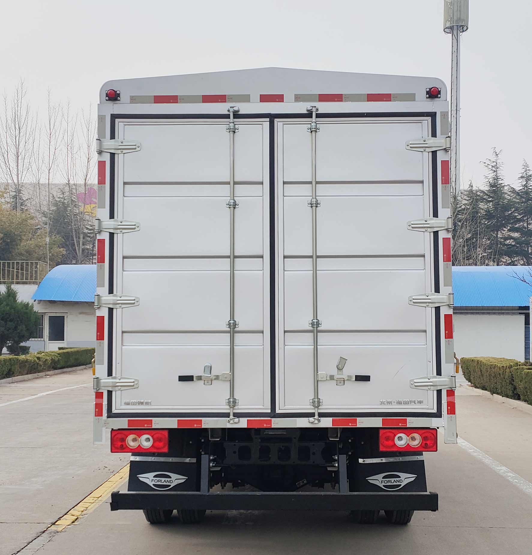 福田牌BJ5044CCY9JBA-55倉(cāng)柵式運(yùn)輸車公告圖片