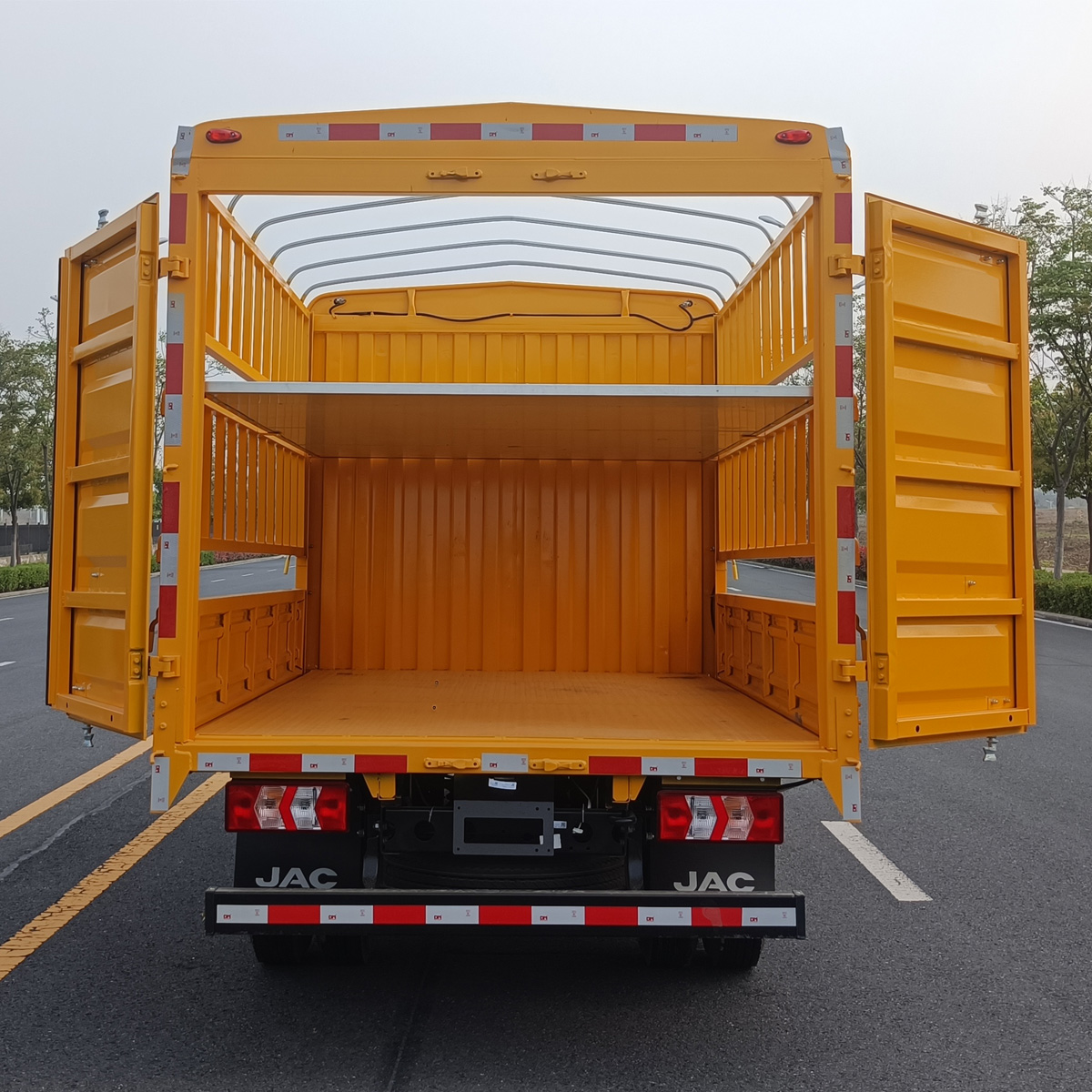 江淮牌HFC5041CCYR23K2C7QS倉(cāng)柵式運(yùn)輸車(chē)公告圖片