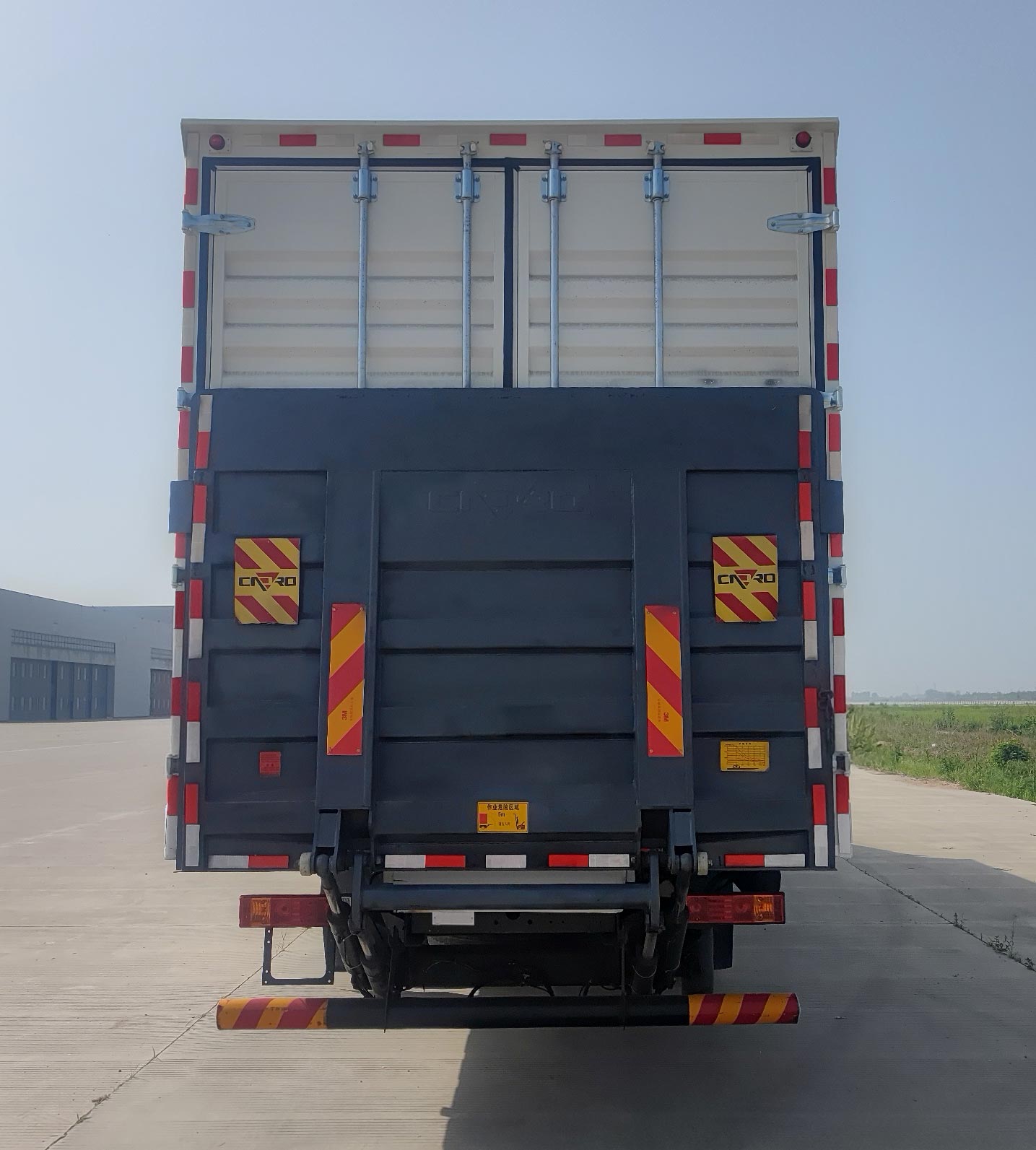 陜汽牌SX5189XXYLA721F4廂式運(yùn)輸車公告圖片